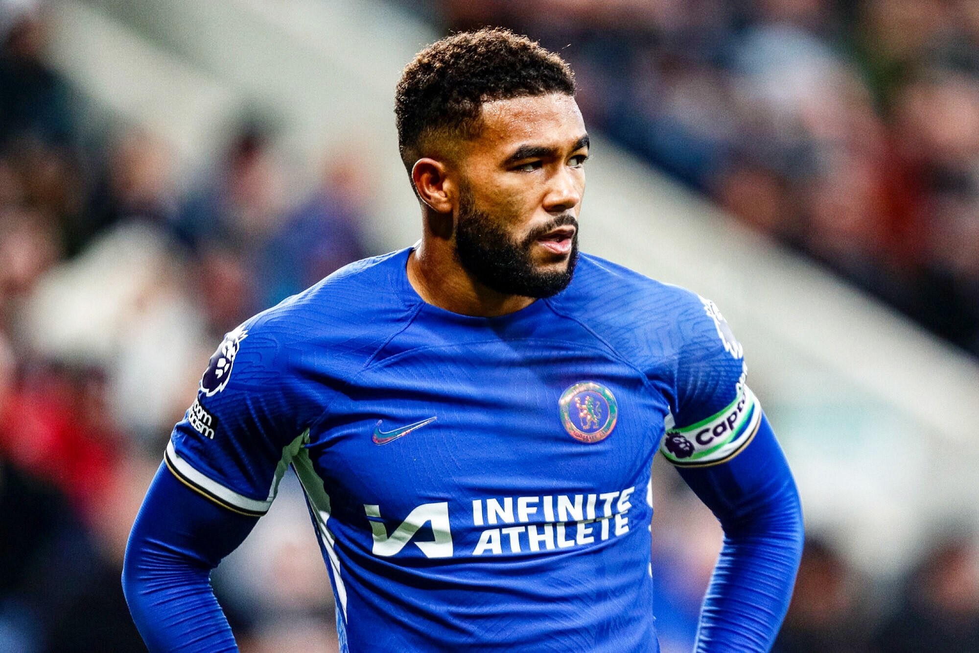 欧文快攻压哨上篮，全场沸腾（欧文压哨快攻上篮，引爆全场）