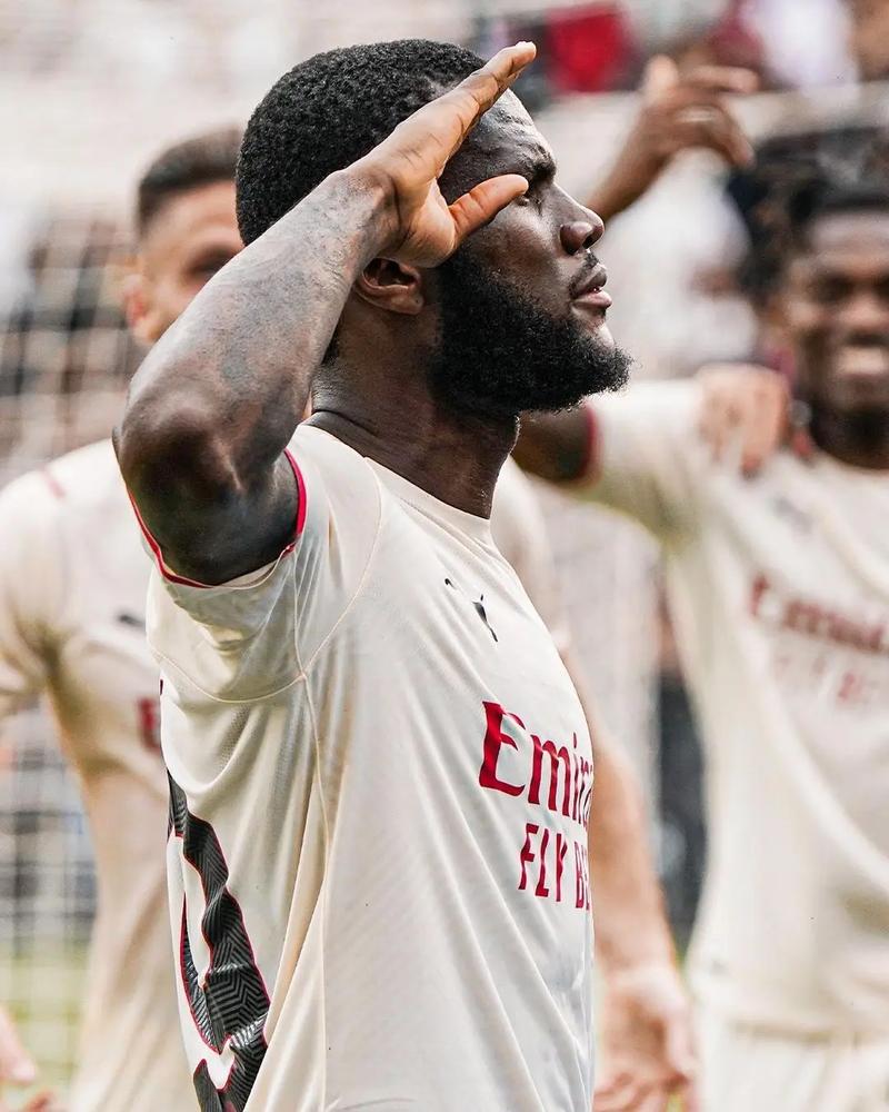 默特萨克、于大宝观战梅州U15vs浙江U15，并与小球员互动（默特萨克与于大宝现场观看梅州U15对浙江U15，并与小球员亲切互动）