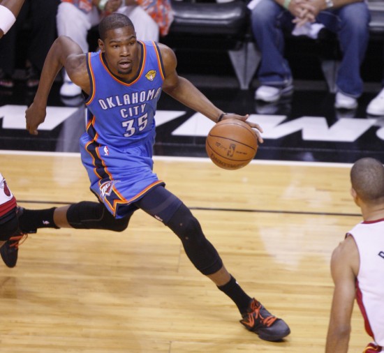 坐在地上摊手！东契奇抱怨裁判毛病不改，湖人拿什么争冠？（东契奇坐地摊手质疑判罚，裁判顽疾不除，湖人拿啥争冠？）