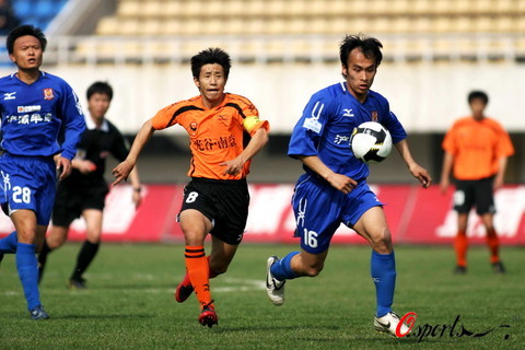 曼联中场组织力再次被质疑（曼联中场调度能力再遭质疑）