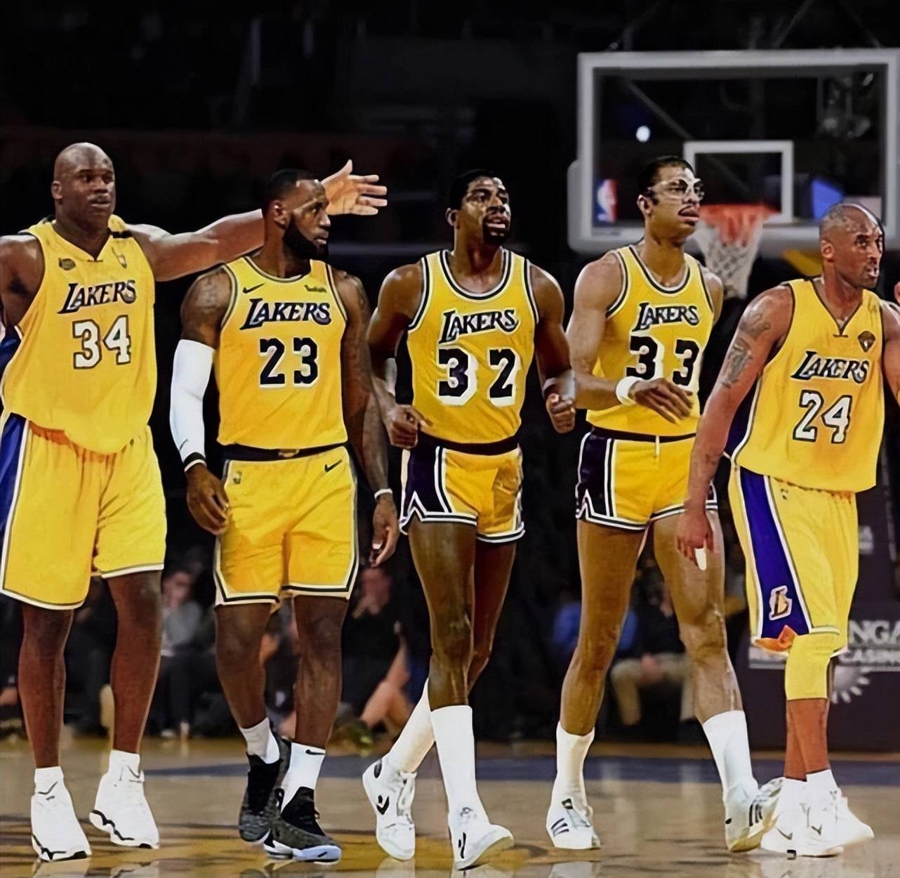 用力过猛！费尔斯强攻撞飞防守 被吹进攻犯规（费尔斯强硬突破撞倒防守者，遭判进攻犯规）