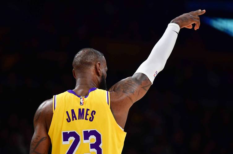 这是怪物啊！马刺吊球险些失误 文班大长胳膊夸张捞回来了……（怪物级！马刺高吊险失误，文班超长臂夸张捞回球）