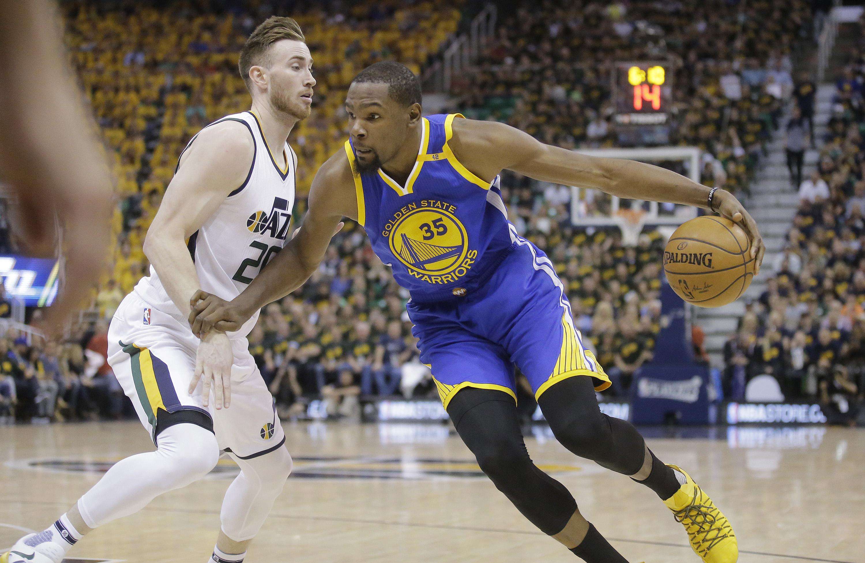 有情有义，阿诺德到若塔纪念碑前献上游戏手柄和手写卡片（阿诺德赴若塔纪念碑，敬献游戏手柄与手写卡片）