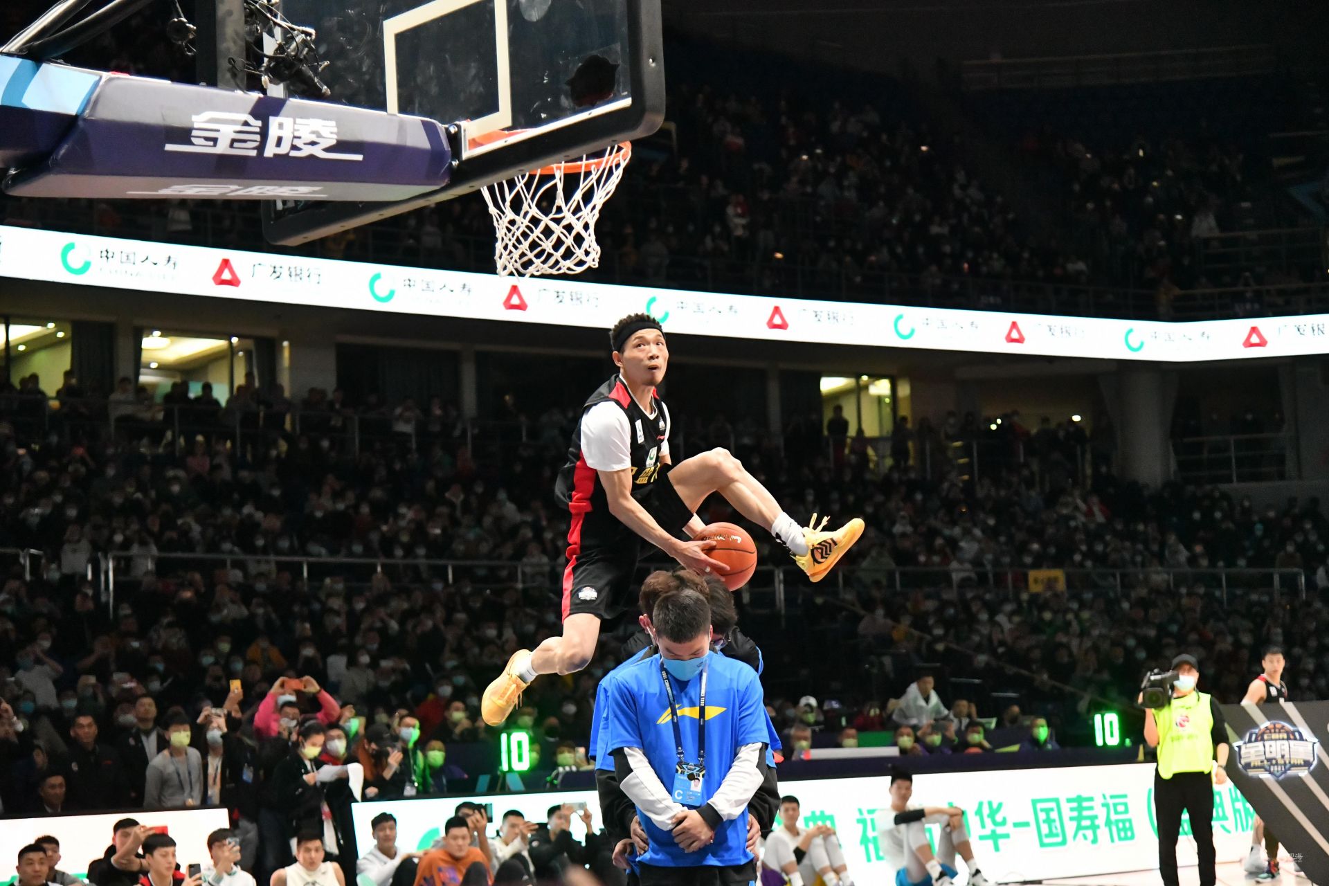 维拉vs阿森纳前瞻：英超前3大战 枪手主力双中卫缺席 谁也难赢（英超前三巅峰战前瞻：维拉对阵阿森纳，枪手双中卫缺阵，恐难分胜负）