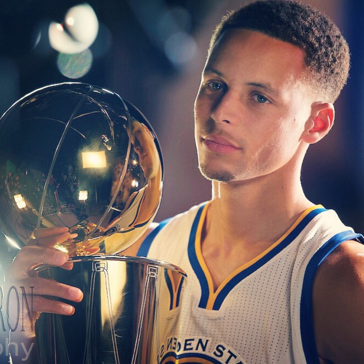 炉火纯青！亚历山大急停中投命中 率队迫近比分打停马刺（手感火热！亚历山大急停中投命中，带队追分逼出马刺暂停）