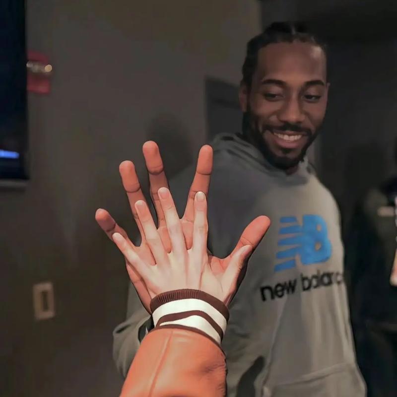 球员直接摊手，态度很明显（球员摊手示意，态度一目了然）