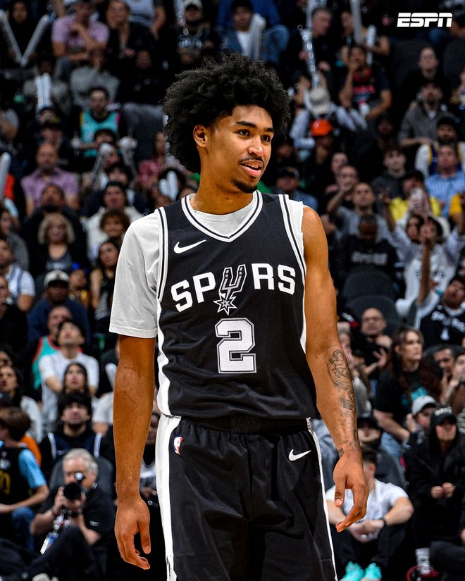 效率不高！米勒19中5拿到17分5板5助1断1帽 5失误（手感欠佳！米勒19投5中拿下17分5板5助1断1帽并有5次失误）