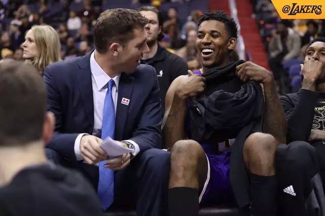 🎮HLE 1-0 T1：Peyz天肥卢锡安无力回天，HLE首局先下一城（🎮HLE先拔头筹1-0 T1：Peyz卢锡安再肥难救主，首局HLE收下胜利）