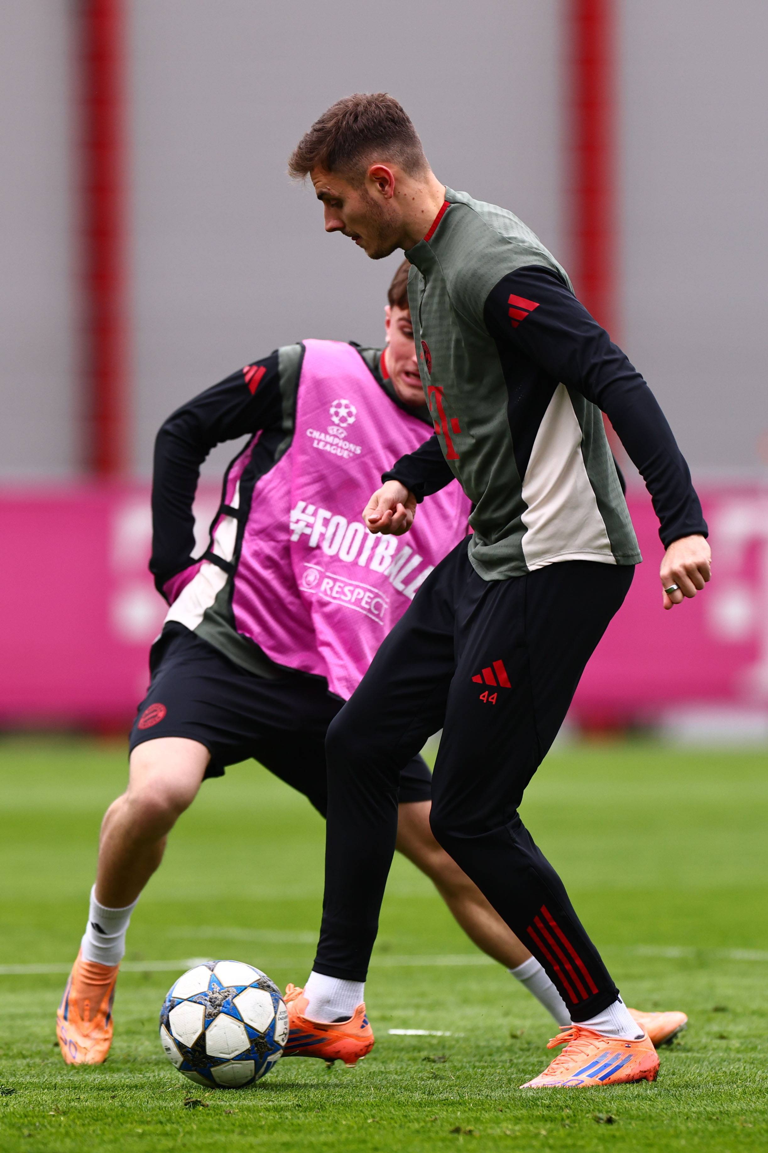 4次超越因扎吉，姆巴佩是欧冠客场戴帽次数最多的球员（姆巴佩4次欧冠客场戴帽，超越因扎吉成历史最多）