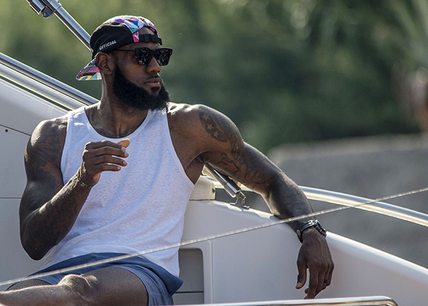 王俊杰10分3篮板&连续2场得分上双，赵维伦1篮板3助攻（王俊杰砍下10分3板连两场得分上双，赵维伦贡献1板3助攻）