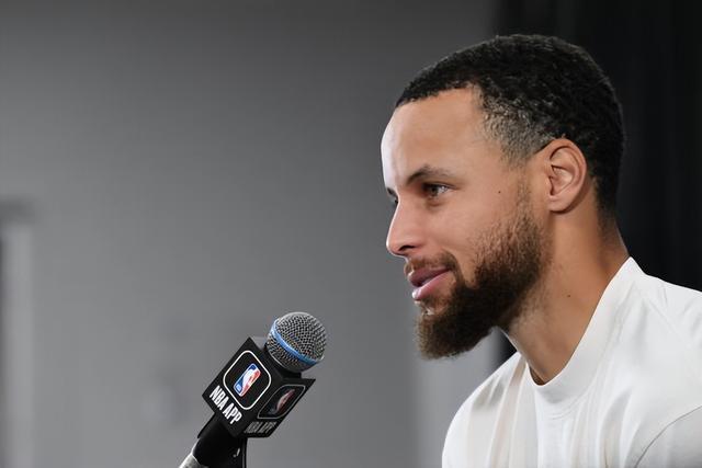 记者：埃里克佩戴面具训练，霍安将在国际比赛日后回归（记者称埃里克戴面罩参加训练，霍安预计在国际比赛日后复出）