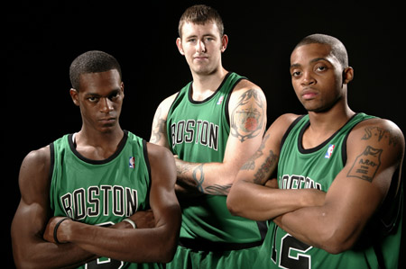 詹姆斯篮板抢断关键时刻锁定胜局（詹姆斯关键篮板与抢断，一举锁定胜利）