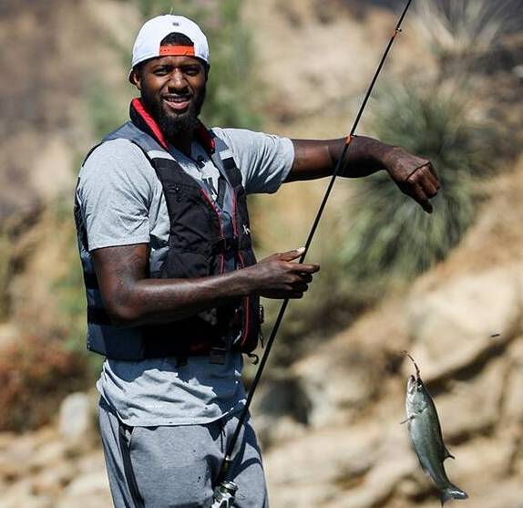 小伙子你还年轻！勇士巴特勒反跑制造独行侠弗拉格犯规两罚全中（年轻人别冲动！勇士巴特勒反跑逼出独行侠恶意犯规，两罚全中）