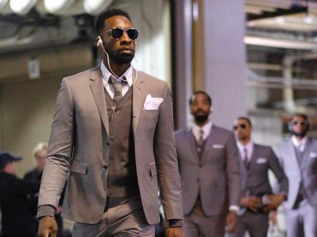 勇士官方：格林扭伤右脚，本场比赛不会回归（勇士官方通报：格林右脚扭伤，本场比赛提前退场）