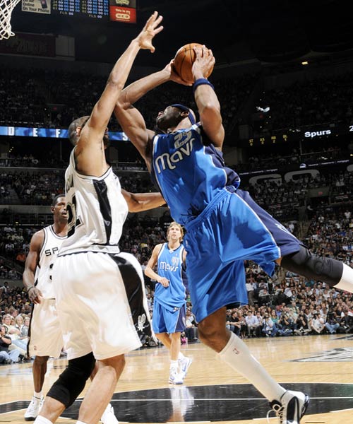 这画面太搞笑！申京快攻传球失误 随后一脸懊悔抱头（笑点拉满！申京快攻传球失手，下一秒抱头自责）