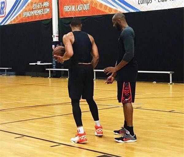 青岛西海岸主教练邵佳一成功保级，郑智接任后计划邀请黄博文、李雷雷等助教，助力球队发展。（邵佳一率青岛西海岸完成保级，郑智接任拟邀黄博文、李雷雷加盟教练组助力球队发展）