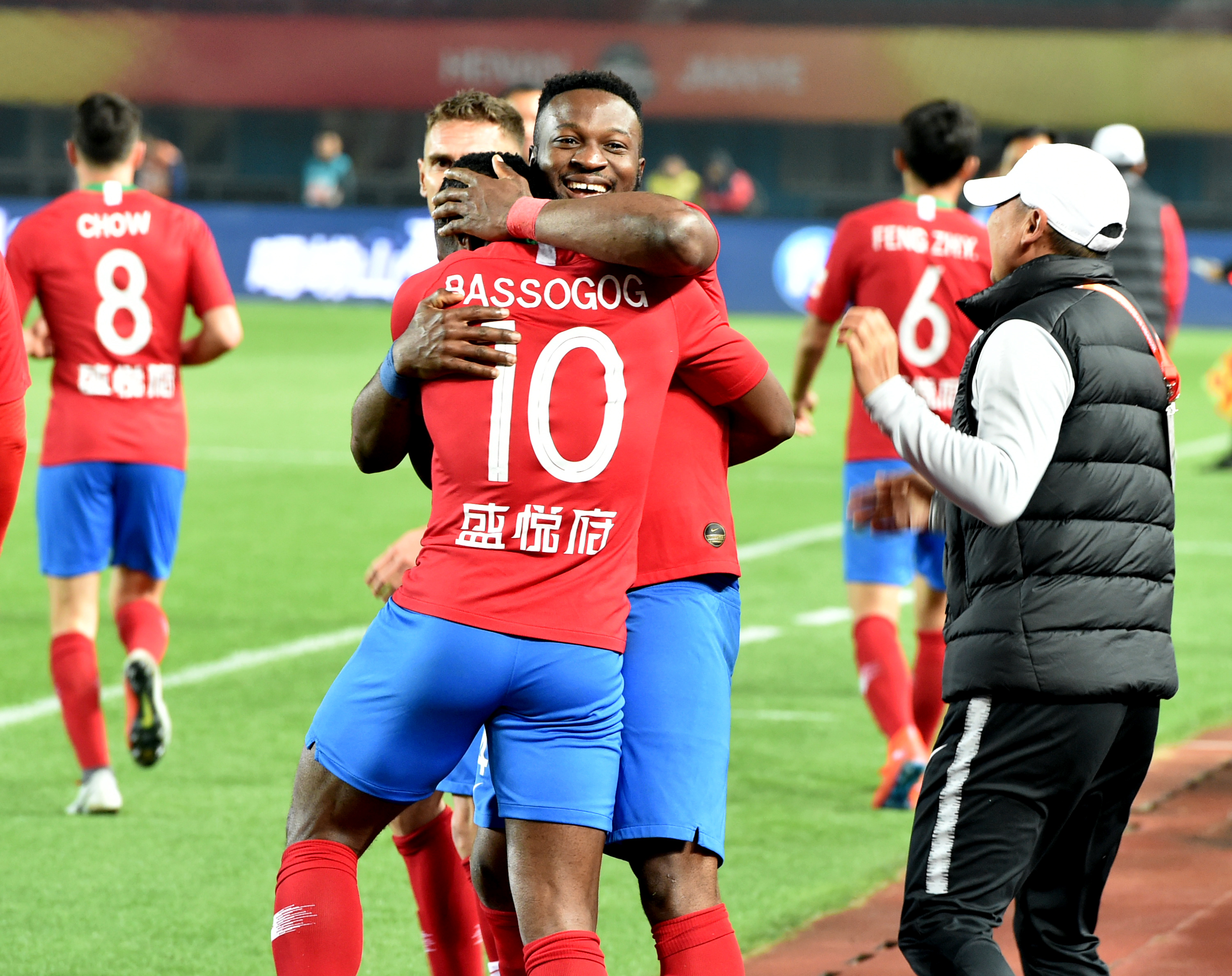 阿斯：阿拉巴正等待皇马的商讨电话，但俱乐部不着急与他续约（阿斯：阿拉巴静候皇马来电洽谈续约，俱乐部并不着急）