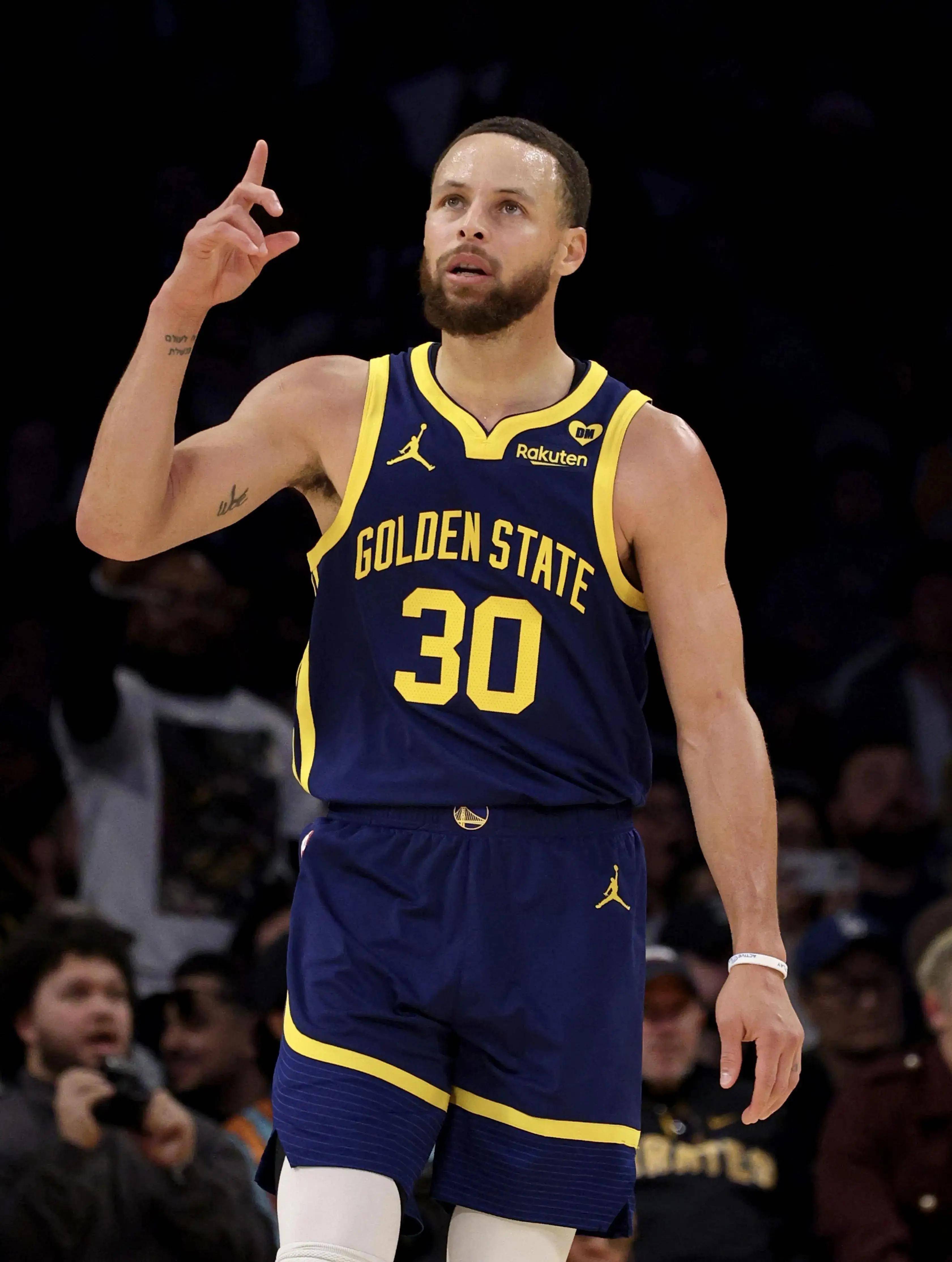 曼城对阵水晶宫，争夺英超争四及争冠席位，双方势均力敌，比赛充满看点。（曼城VS水晶宫：英超争冠／争四焦点对决，双方旗鼓相当，看点十足）