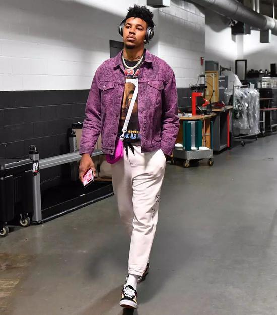 曼联客场4-1胜狼队，B费2射1传，取得3轮不败，积分追平切尔西，排名升至第六。（曼联客场4-1大胜狼队，B费双响+助攻，联赛三轮不败，积分追平切尔西升至第六位）